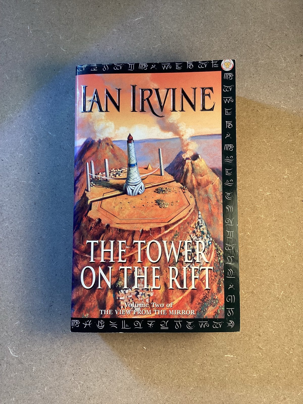 Ian Irvine – The Tower on the Rift, Ophalen of Verzenden, Gelezen
