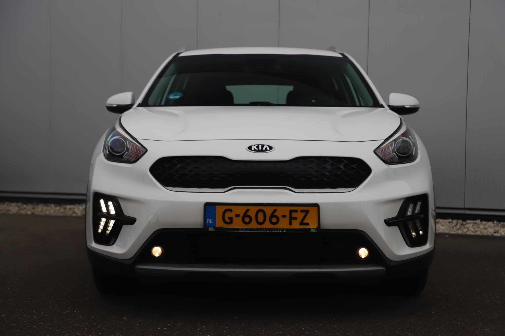 Kia Niro 1.6 GDi Hybrid DynamicLine 140PK Automaat Half Lede, Auto's, Kia, Gebruikt, Euro 6, Leder en Stof, Wit