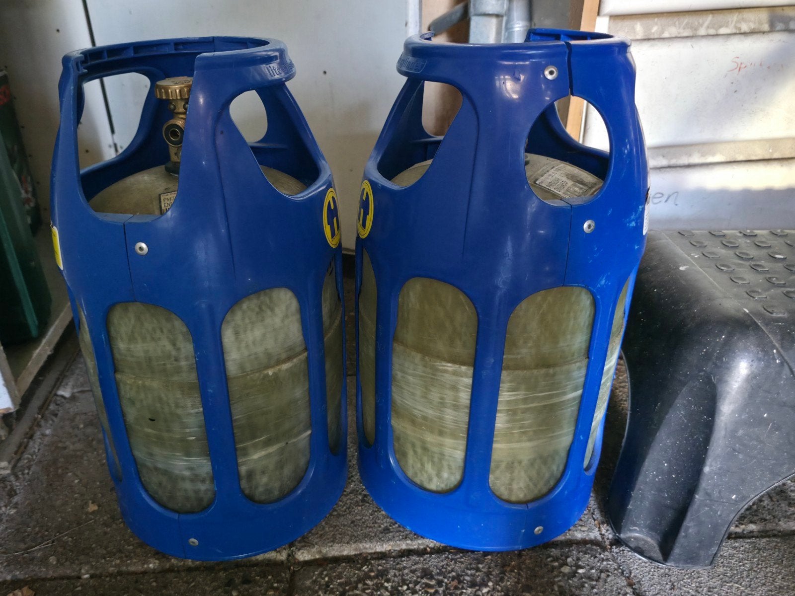2x Gasfles caravan barbecue 11.1 liter, 2.3kg + 3.5kg gas, Ophalen