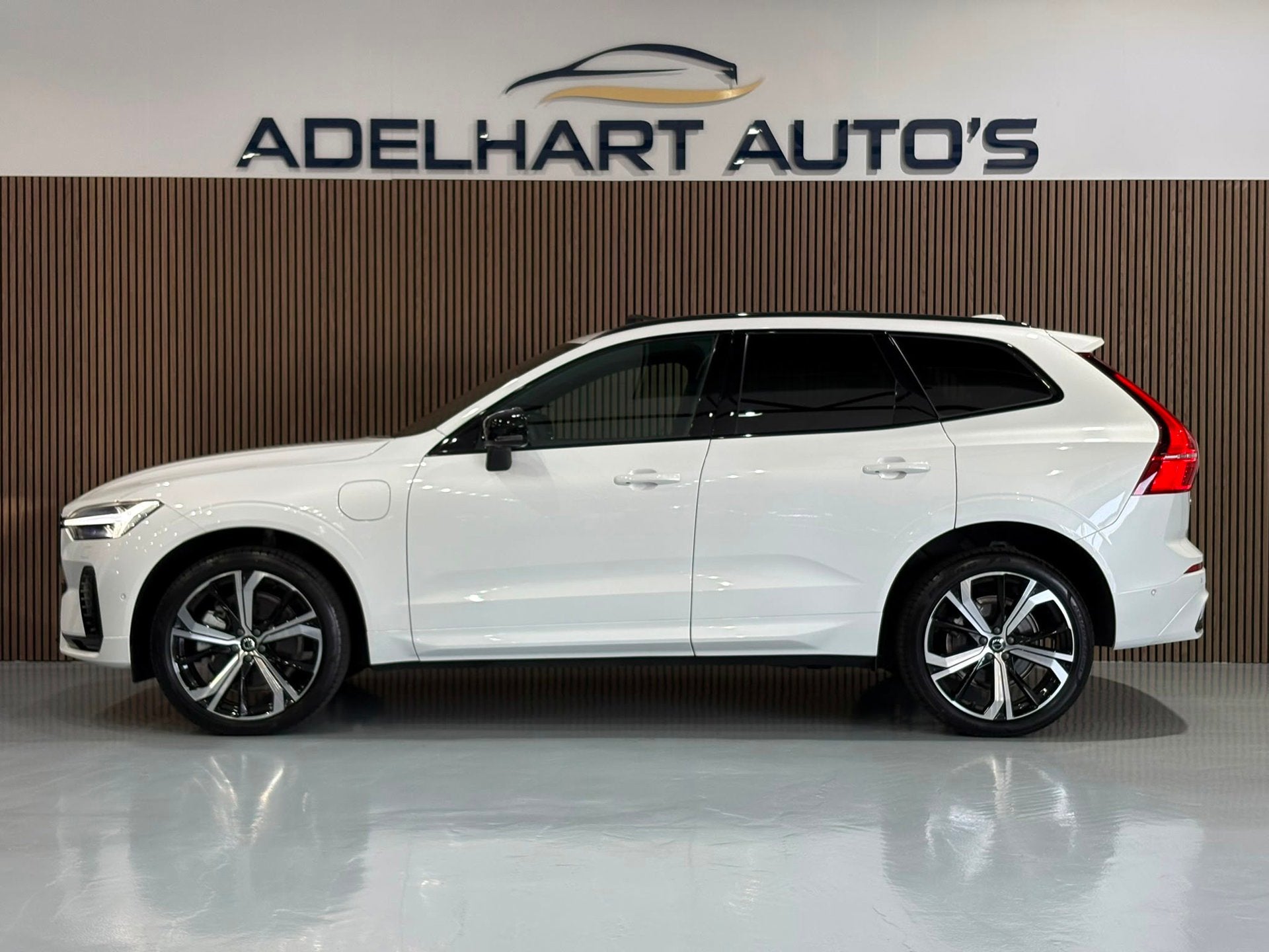 Volvo XC60 2.0 T8 Plug-in hybrid AWD Plus Dark / Panorama da, Auto's, Volvo, Automaat, Zwart, 4 cilinders, 1969 cc