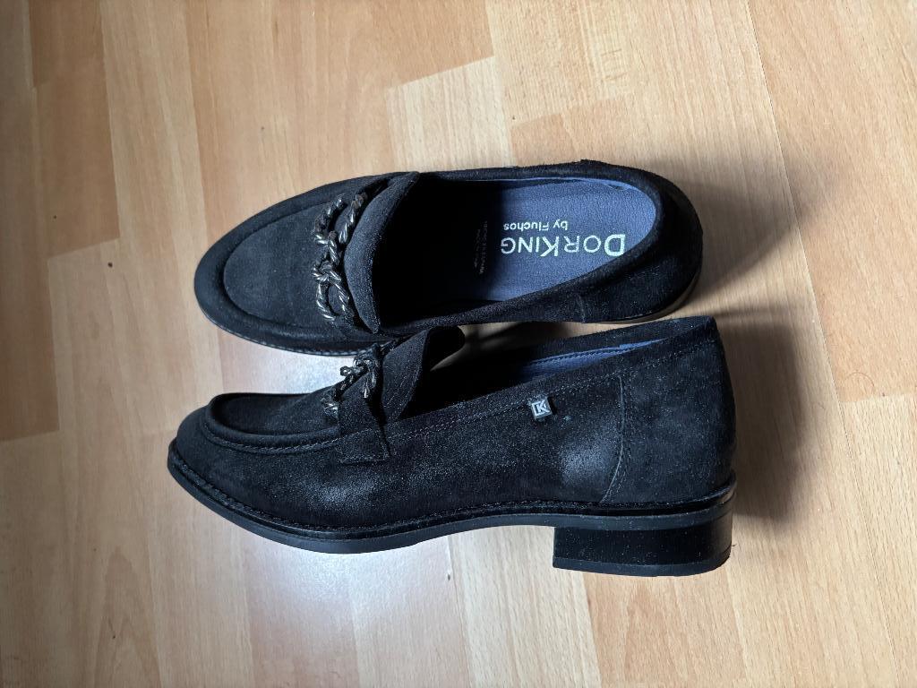 NIEUW: Loafers Dorking by Fluchos maat 39, Schoenen met lage hakken, Zwart, Nieuw, Ophalen of Verzenden