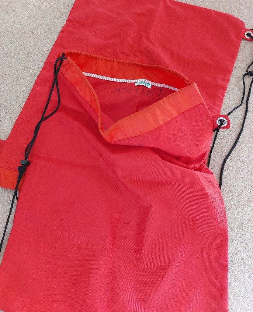 Twee luizentassen/luizenzakken met ophangring rood, Ophalen, Gebruikt