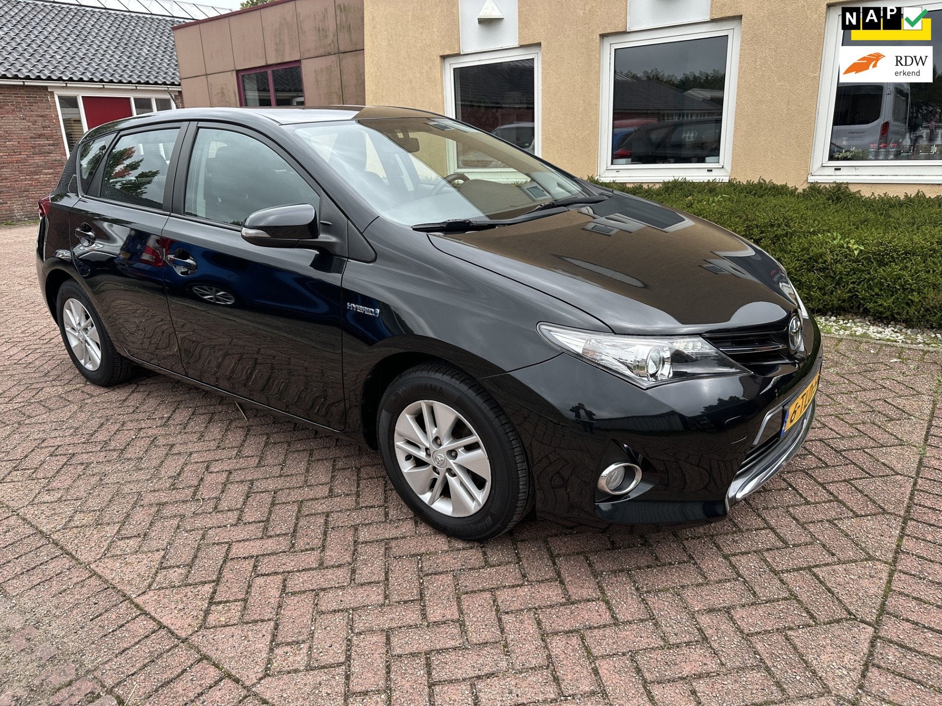 Toyota Auris 1.8 Hybrid AspirationNAVI/CAMERA/DEALER OH/NAP, 28 km/l, Gebruikt, 4 cilinders, Zwart