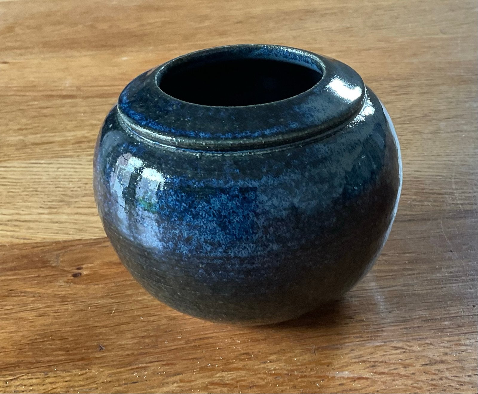 Vintage Keramiek vaasje, donkerblauw Klaas F. de Leeuwe, Antiek en Kunst, Antiek | Vazen, Ophalen