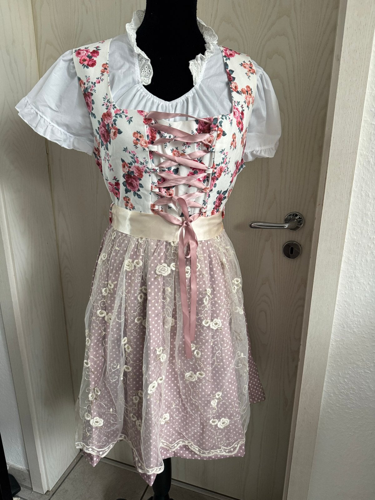Dirndl met bloemenprint en kanten schort, Maat 38/40 (M), Meerkleurig, Ophalen of Verzenden, Zo goed als nieuw