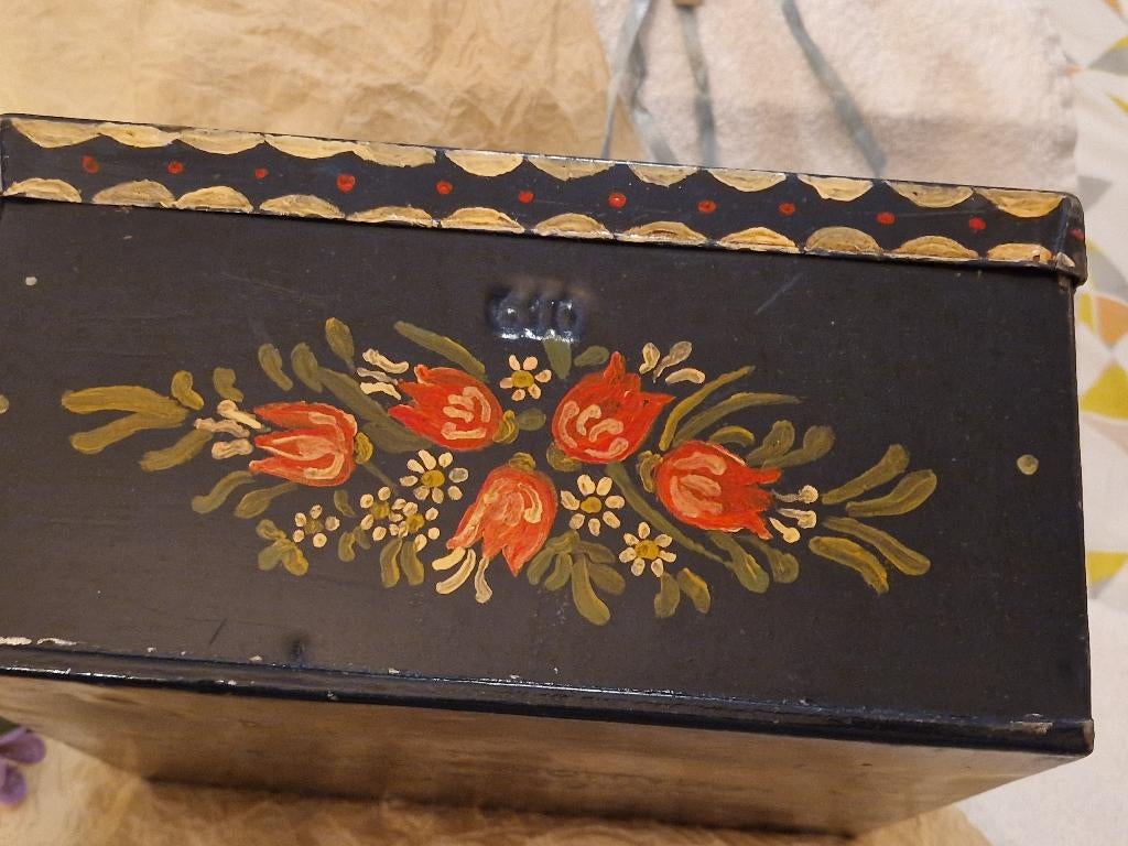 Groot beschilderd. "Verkade blik". Blauw/goud- bloemen"., Verzenden