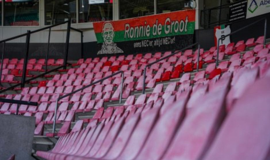 Gezocht rode of zwarte nec stadion stoel, Maat XL, Verzenden, Overige typen
