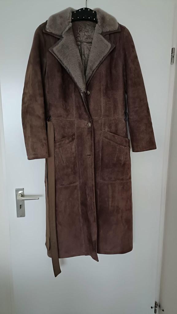 MOOIE LANGE BRUINE LAMMY DAMESMANTEL MET CENTUUR., Ophalen, Zo goed als nieuw, Maat 38/40 (M), Bruin