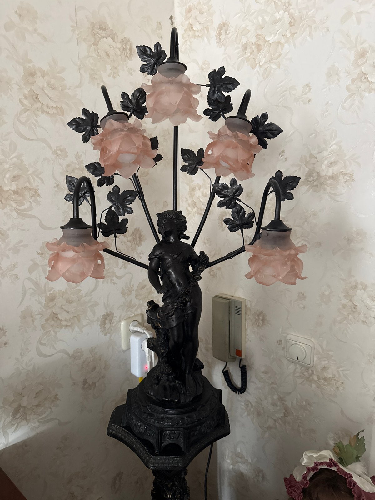 Antieke Vloerlamp met Roze Glazen Kappen en Beeld, Antiek en Kunst, Ophalen