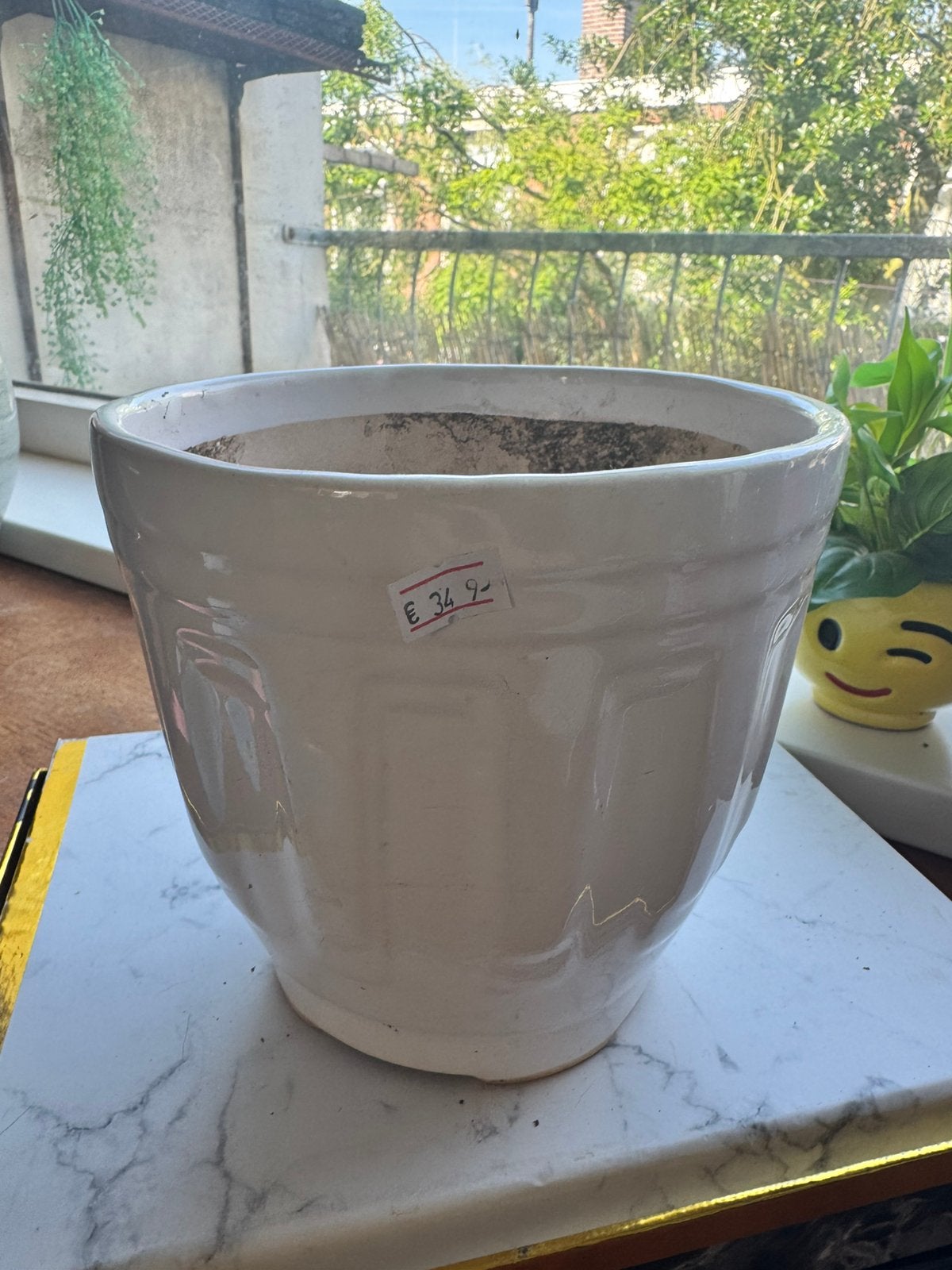 Mooie wit / gebroken witte bloempot van aardewerk!, Tuin en Terras, Ophalen, Rond, Zo goed als nieuw, Aardewerk