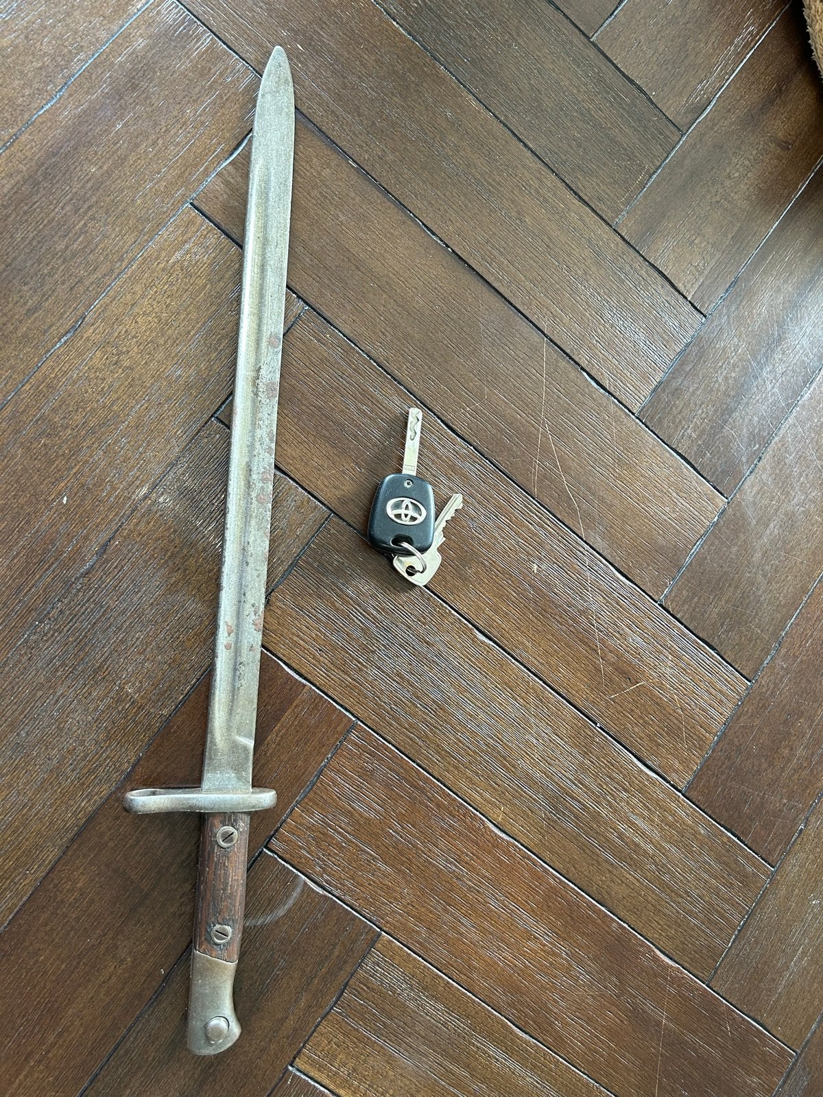 Antieke bajonet met houten handvat en markeringen, Ophalen of Verzenden, Overige soorten, Overige gebieden, Mes of Dolk