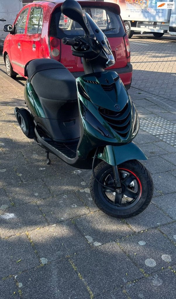 Piaggio Bromscooter Zip 4T, Piaggio, Gebruikt, Thurledeweg 81
3044ER  Rotterdam, NL, Scooterport
