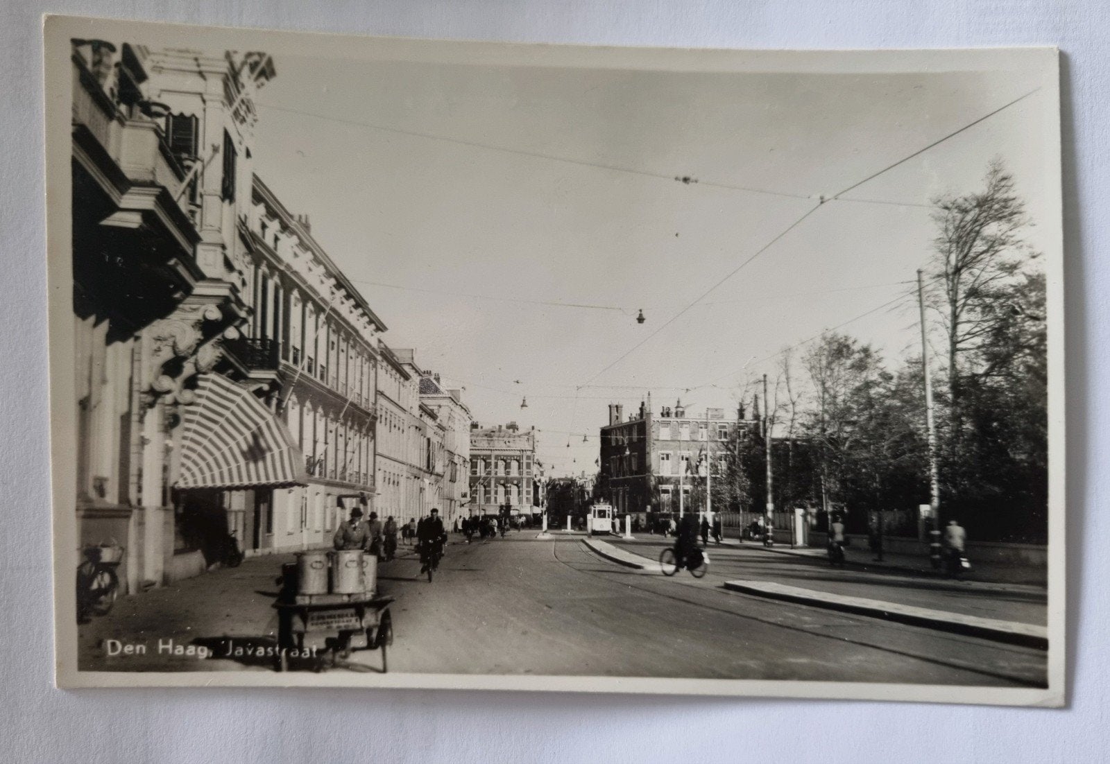 57)Den Haag.Javastraat met melkboer en tram,Echte fotokaart, Ophalen of Verzenden, 1940 tot 1960, Ongelopen, Zuid-Holland