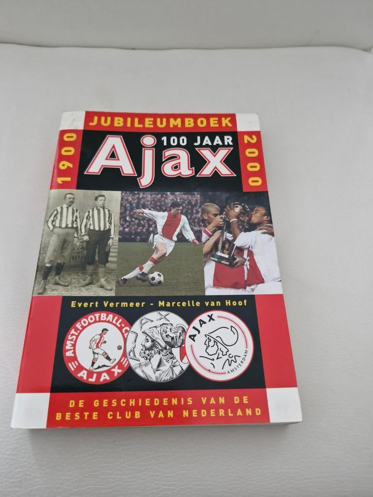Jubileumboek 100 Jaar Ajax 1900-2000, Boeken, Ophalen of Verzenden, Gelezen, Evert Vermeer, Marcelle van Hoof, Balsport