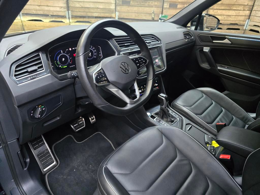 Volkswagen TIGUAN 1.4 TSI eHybrid R-Line Blackstyle Leder Tr, Auto's, Volkswagen, 150 pk, Hybride Elektrisch/Benzine, 750 kg, Voorwielaandrijving