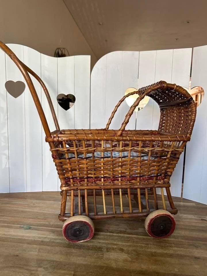 Vintage rotan poppenwagen uit 1960, Gebruikt, Niet van toepassing, Onbekend / Niet gemarkeerd, Niet van toepassing