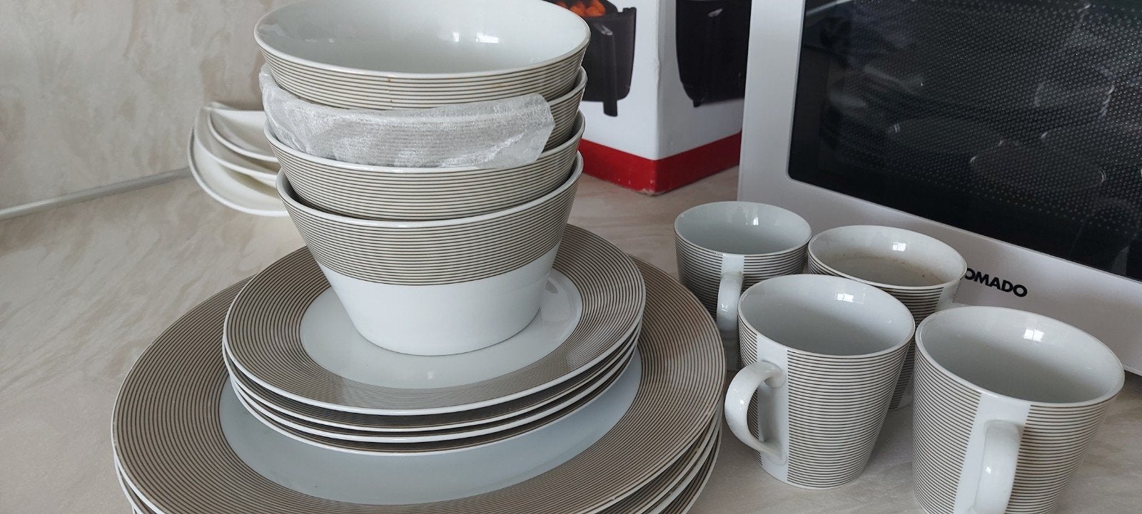 Servies set: borden, kommen en mokken met streepdesign, Huis en Inrichting, Ophalen, Gebruikt, Keramiek, Modern