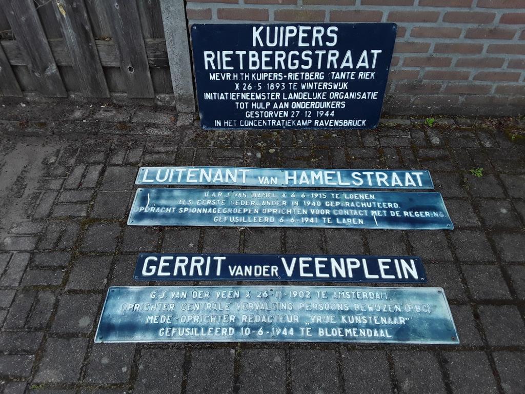 Zeldzame antieke  blikken borden,schuurvondst., Ophalen, Nederland