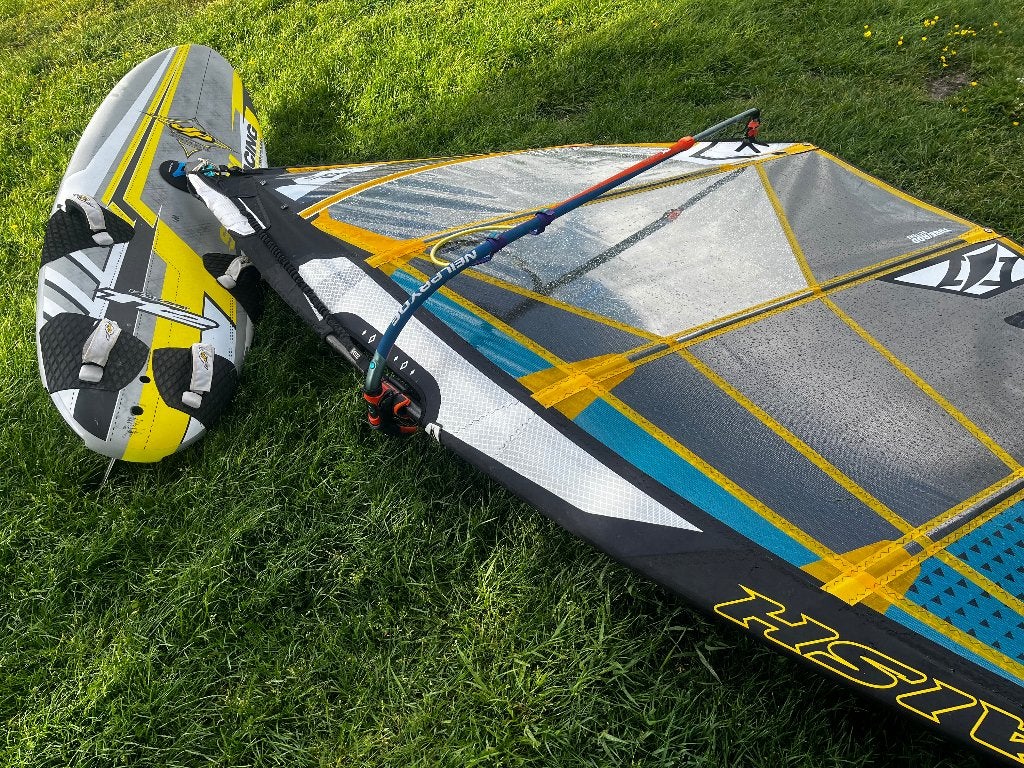 Naish slalom zeilen 5.2 en 5.8 incl 85% Carbon mast, Watersport en Boten, Windsurfen, Ophalen, Naish, 5 tot 6.5 m², Zo goed als nieuw