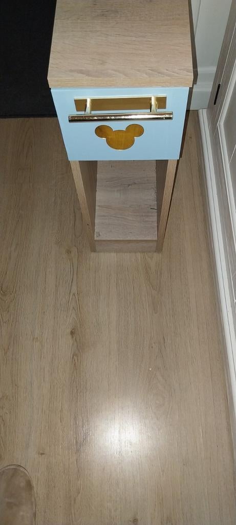Smalle houten nachtkastje met open vak en lade, Ophalen of Verzenden, Minder dan 45 cm