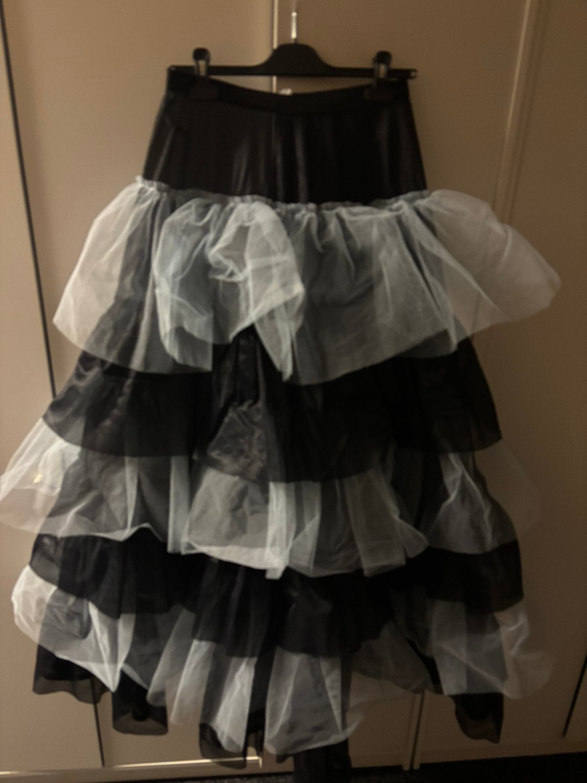 Nieuw zwart wit tule grote rok maat M, Kleding | Dames, Maat 38/40 (M), Carnaval, Nieuw, Ophalen of Verzenden