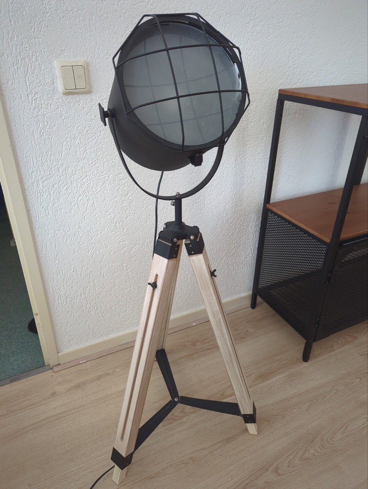 Industriële Vloerlamp Spot met Houten Statief, Huis en Inrichting, Lampen | Vloerlampen, Ophalen, 100 tot 150 cm, Industrieel, Modern