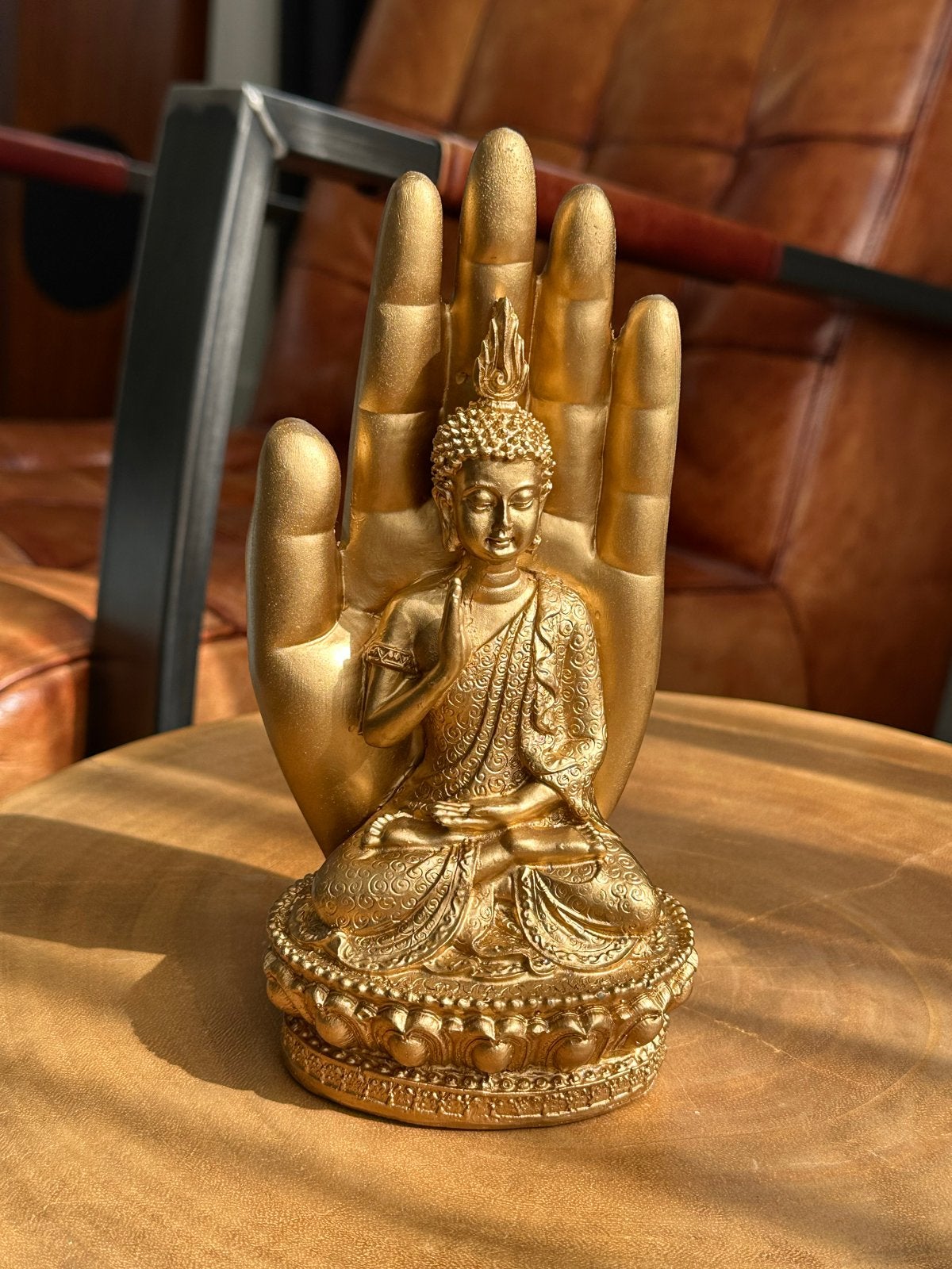 Gouden Boeddha beeld in hand - 18 cm hoog, Ophalen of Verzenden, Zo goed als nieuw, Composieten, Goud