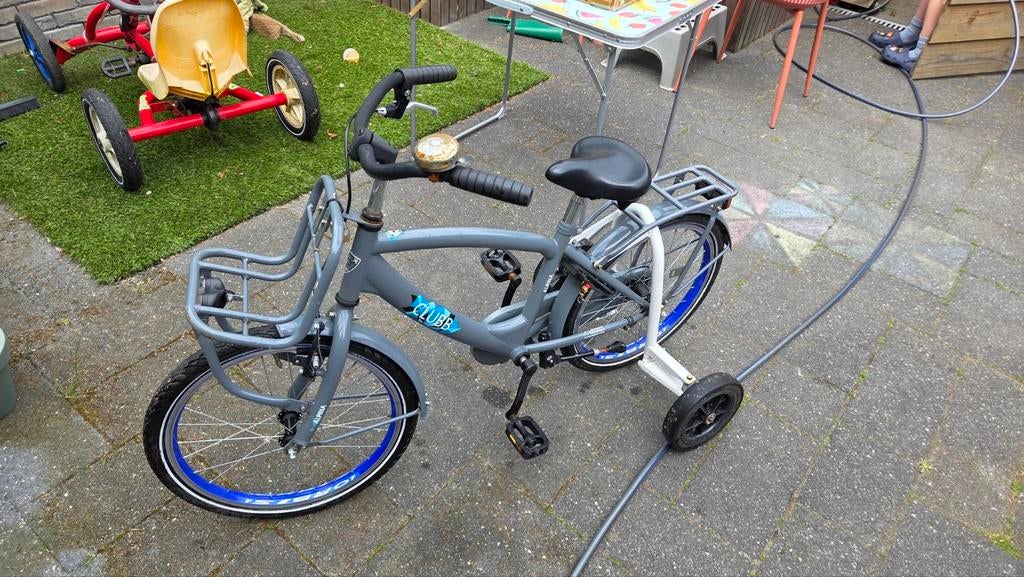 20 inch jongensfiets met zijwieltjes en voordrager, Fietsen en Brommers, Fietsen | Heren | Herenfietsen, Terugtraprem, Gebruikt