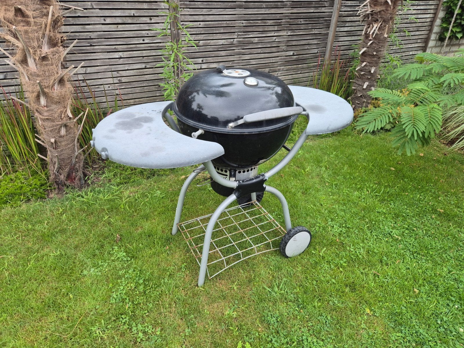 Weber one touch deluxe 57cm met zijtafels mist kolenrooster, Ophalen