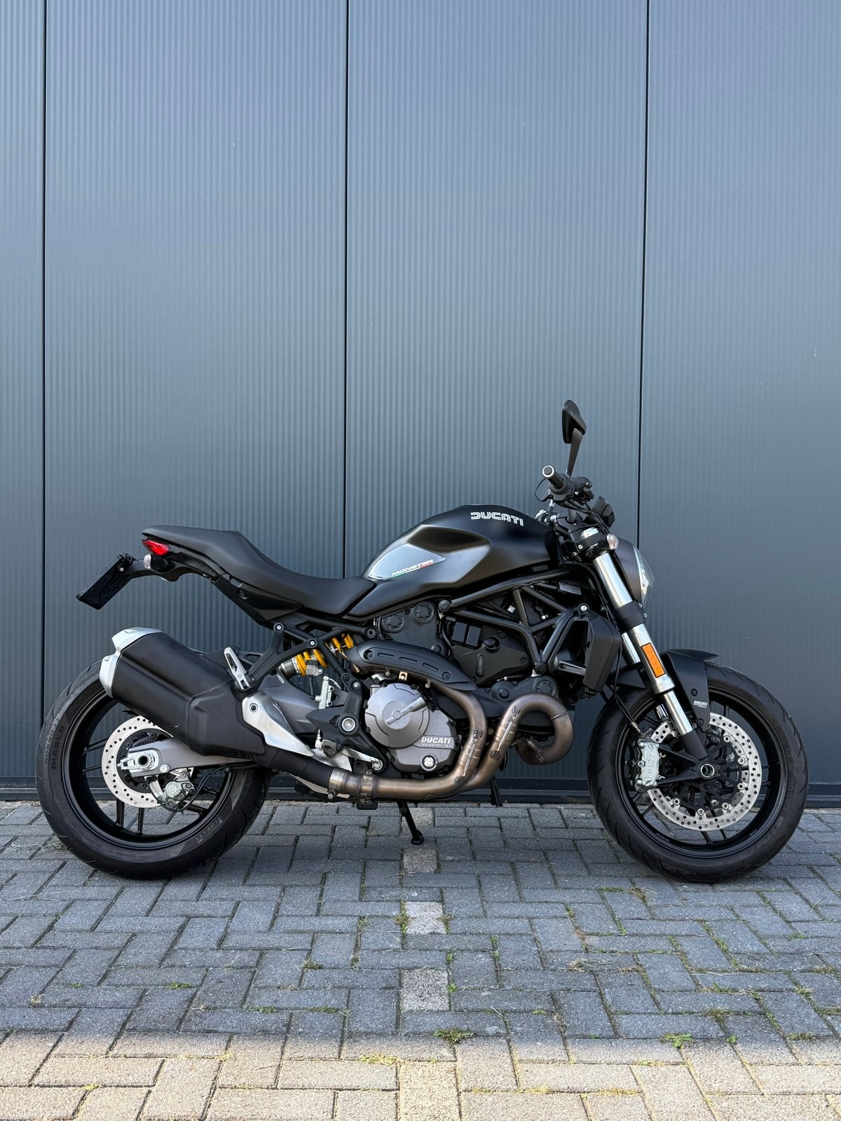 Ducati Monster 821    A2 34kw, 2 cilinders, Minimaal motorrijbewijs A2, ABS, 12 t/m 35 kW