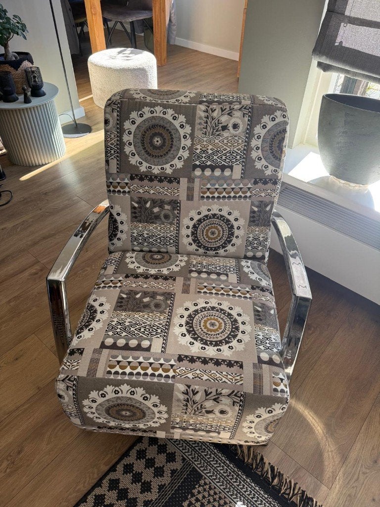Vintage fauteuil met chromen frame en unieke stoffering, Huis en Inrichting, Ophalen, Gebruikt, 75 tot 100 cm, Metaal