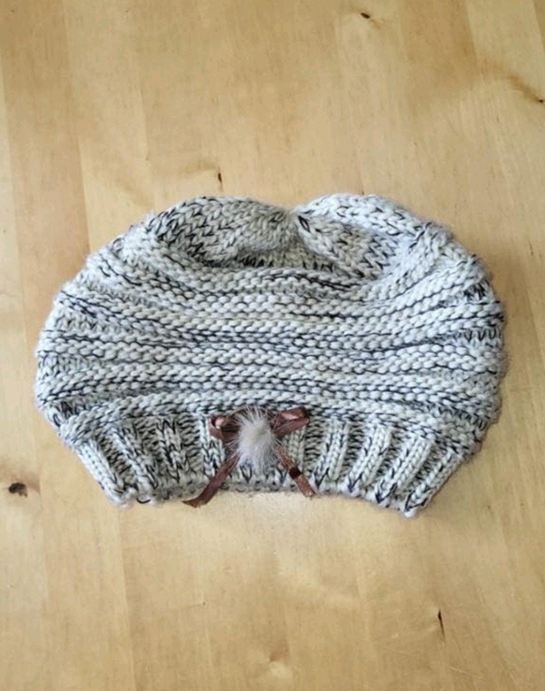 Gebreide muts met decoratie, Kleding | Dames, Mutsen, Sjaals en Handschoenen, Ophalen of Verzenden, Nieuw, Muts