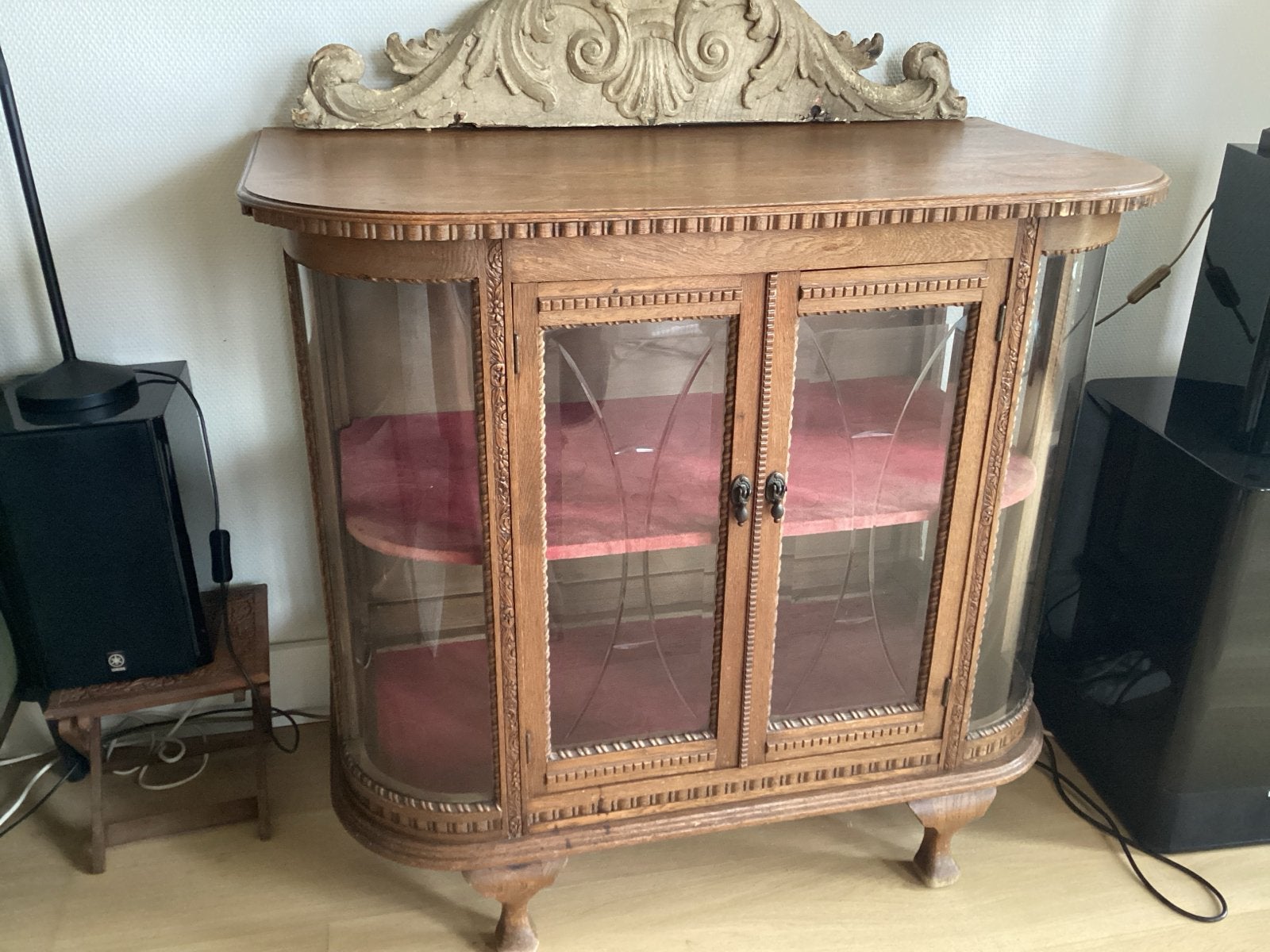 Antieke eiken vitrinekast met gebogen glas en houtsnijwerk, Antiek en Kunst, Ophalen