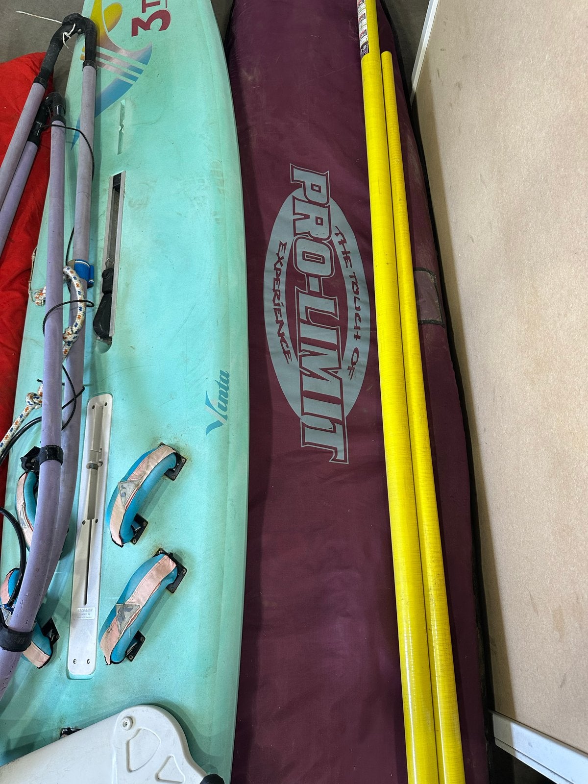 Complete Windsurf Set: Mistral Board, Zeilen, Gieken, Masten, Watersport en Boten, Windsurfen, Ophalen, Gebruikt, Met giek, 6.5 m² tot 8 m²