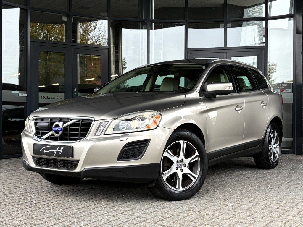 Volvo XC60 2.4 D5 AWD SUMMUM NAVI - LEDER - AFN. TREKH. ORG., 197 €/maand, Vierwielaandrijving, SUV of Terreinwagen, Zilver of Grijs