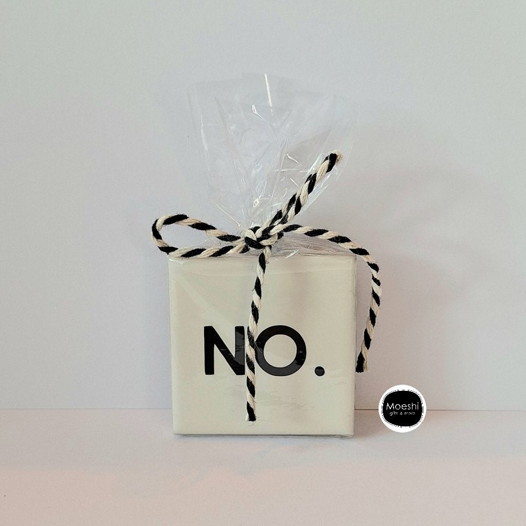 NO. – Handgemaakte tegel | 5x5 cm | Cadeautje, Steen/keramiek, Ophalen of Verzenden, Wit, Nieuw