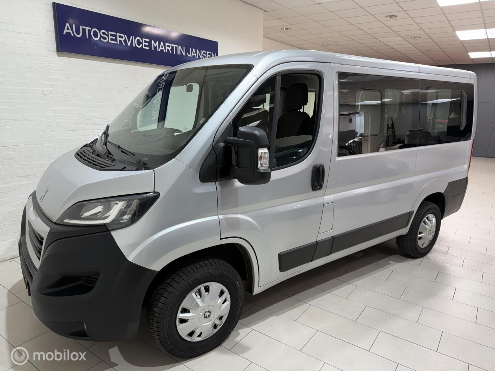 Peugeot Boxer Bus 330 2.2 BlueHDI L1H1 Premium Pack 9 pers, Auto's, Dealer onderhouden, Gebruikt, Euro 6, 2500 kg