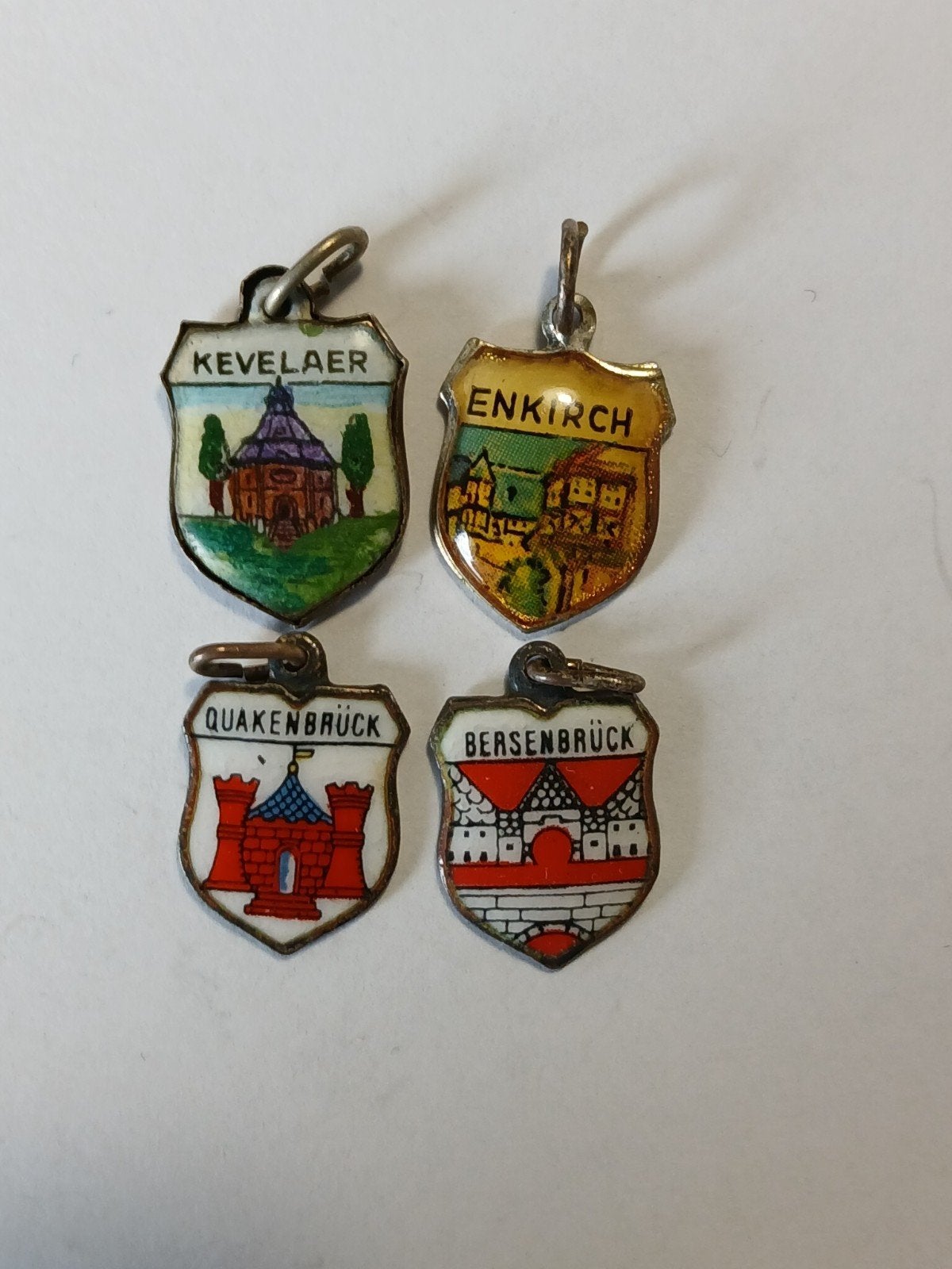 4 Vintage Bedevaart zilveren emaille Armband bedelhangers, Ophalen of Verzenden, Zilver, Hanger