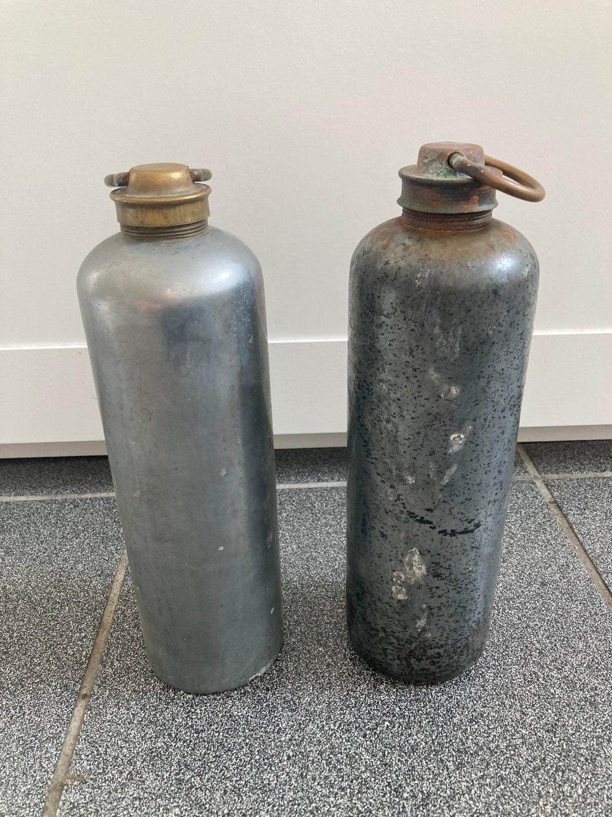 2 oude vintage brocante metalen kruiken, Ophalen of Verzenden