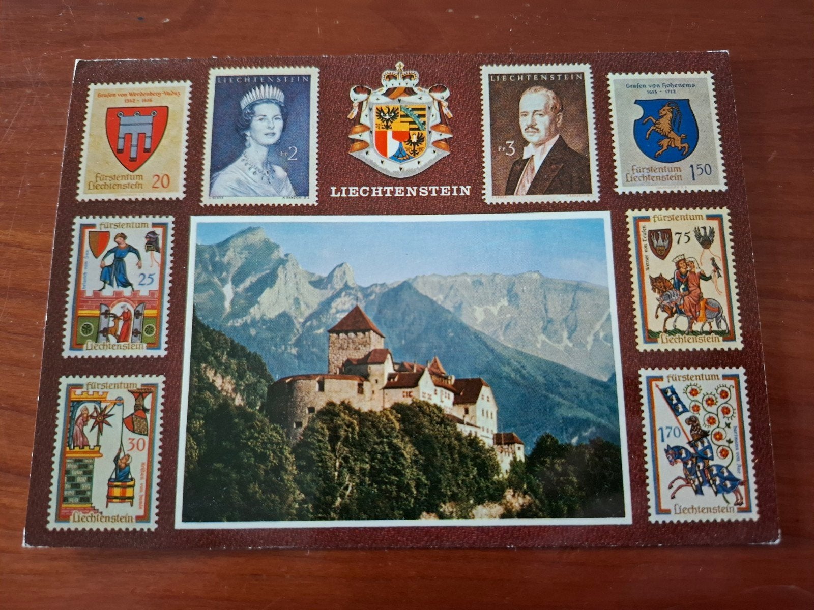 Ansichtkaart Liechtenstein - Kasteel Vaduz met postzegels, Ophalen of Verzenden, 1960 tot 1980, Gelopen, Overig Europa