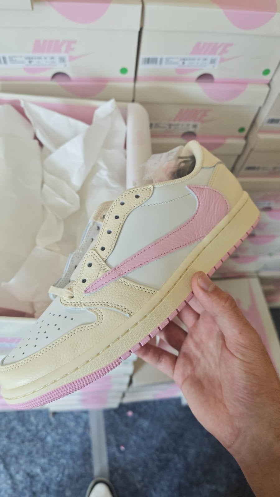 Jordan 1 Low Travis Shy Pink Meerdere Maten, Kleding | Dames, Schoenen, Ophalen of Verzenden, Zo goed als nieuw, Roze, Sneakers of Gympen