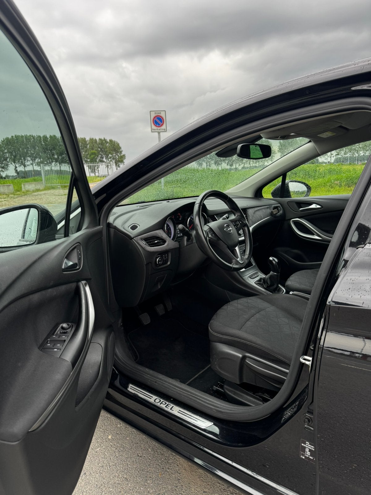 Opel Astra 1.0 Turbo 120 jaar edition 2019 Zwart 138xxx KM, Auto's, Voorwielaandrijving, Lichtsensor, 4 cilinders, 610 kg