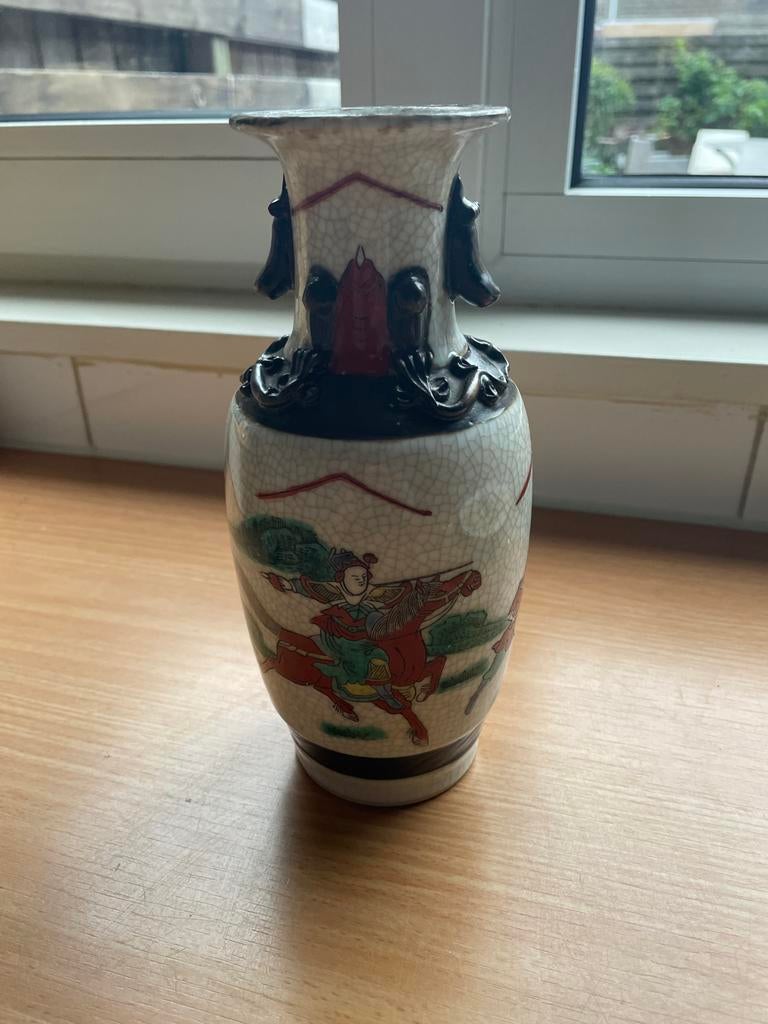 Antieke Chinese vaas met gedetailleerde afbeeldingen, Ophalen of Verzenden
