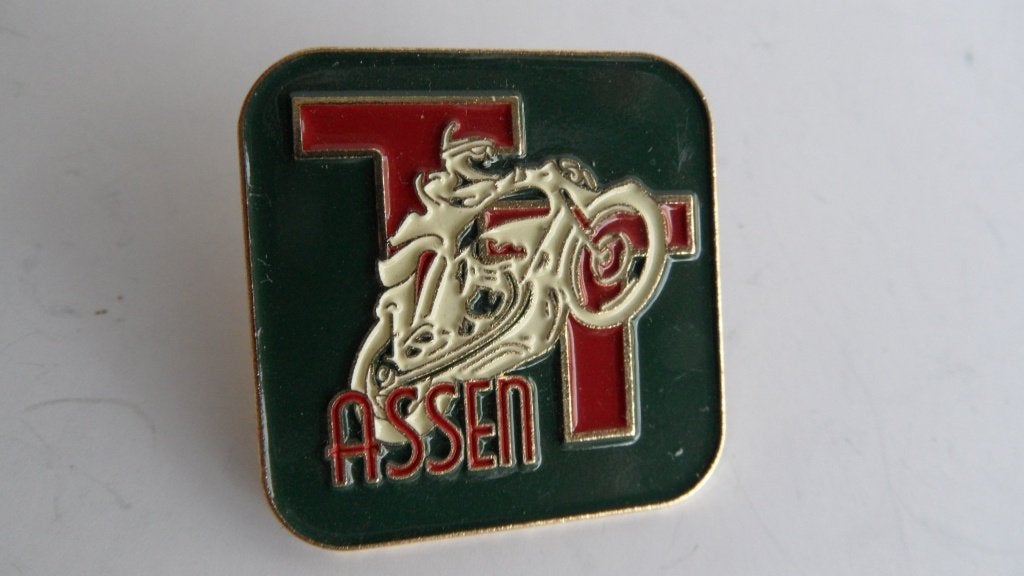 TT Assen 2023 motorwegrace speld, Verzenden, Zo goed als nieuw, Merk, Speldje of Pin