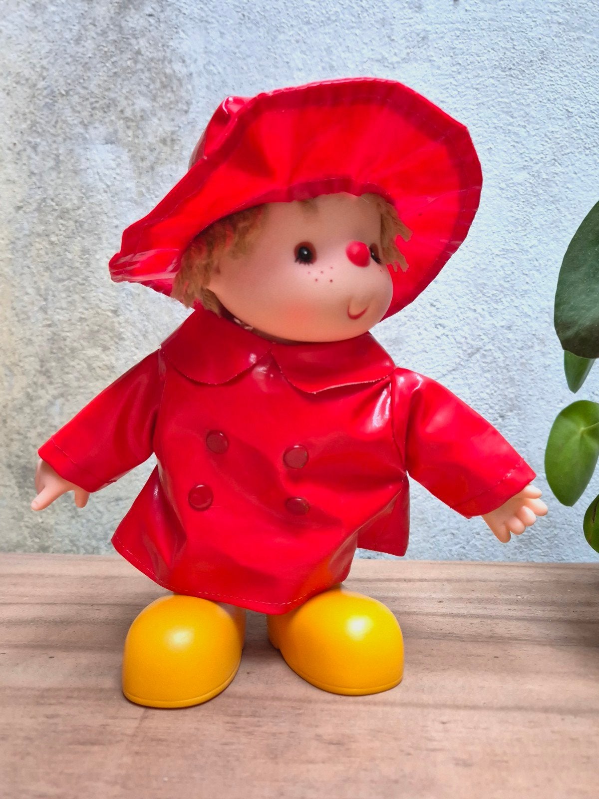Vintage Babypop in Rode Regenjas en Gele Laarzen, Gebruikt, Komfy, Onbekend, Ophalen of Verzenden