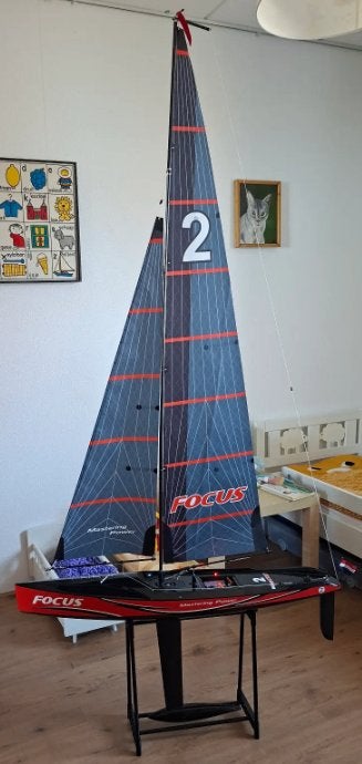RC Zeilboot Focus met accu's en lader, Hobby en Vrije tijd, Modelbouw | Boten en Schepen, Ophalen, Zo goed als nieuw, Groter dan 1:32