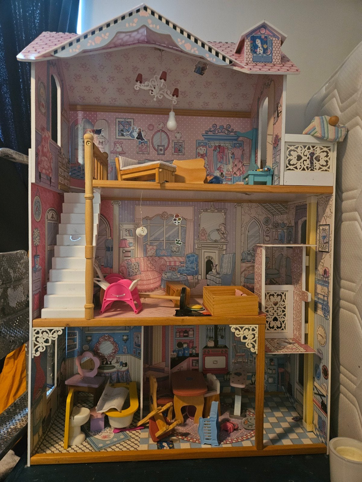 Groot en gedetailleerd poppenhuis met meubels, Kinderen en Baby's, Speelgoed | Poppenhuizen, Ophalen of Verzenden