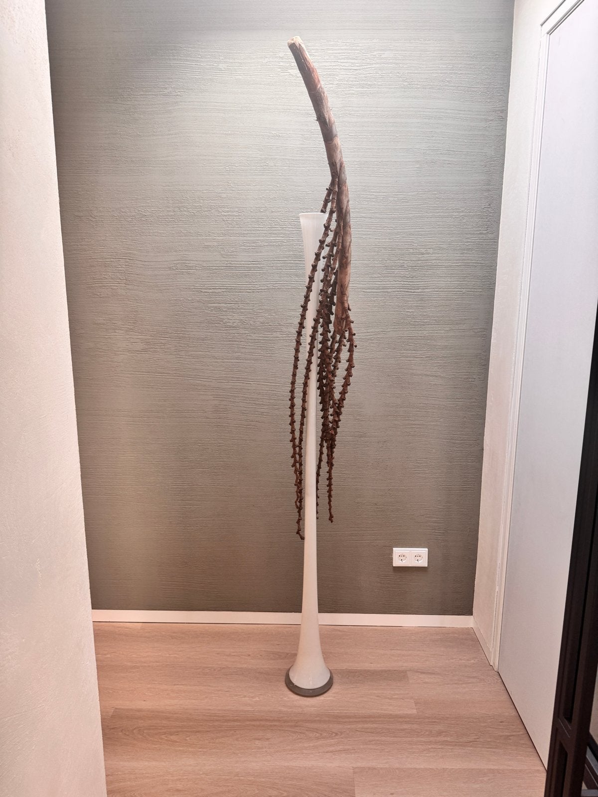 Hoge witte vaas met decoratieve takken, Ophalen, Wit, Inclusief decoratie, Glas