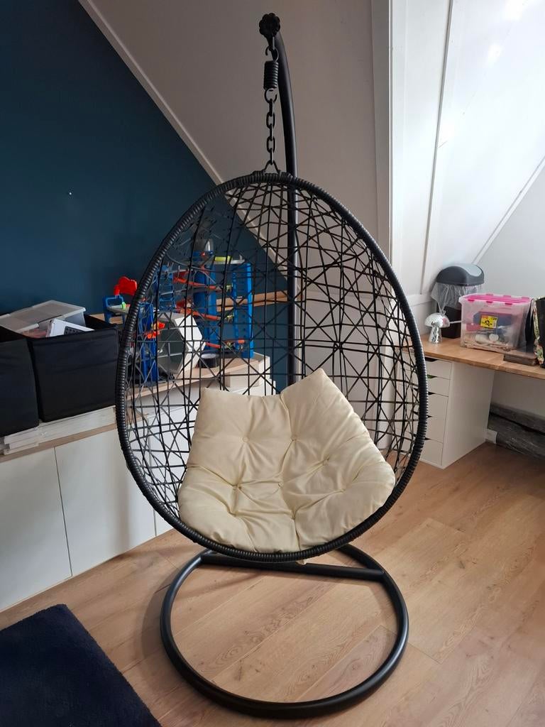 Schommelstoel ei zwart met witte kussen, Ophalen, Zo goed als nieuw