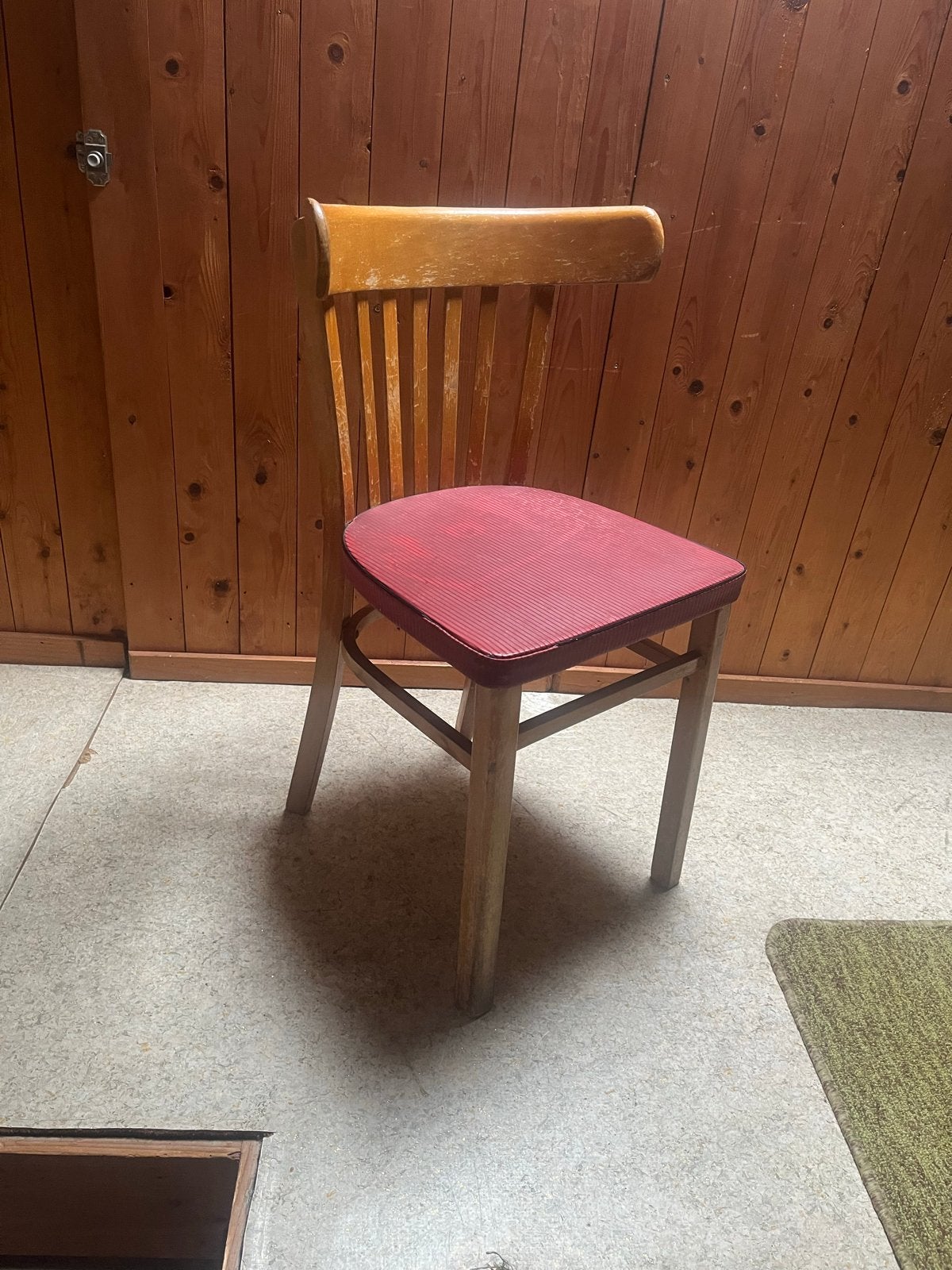 Houten café stoel met rode zitting, Ophalen, Gebruikt, Bruin, Vier